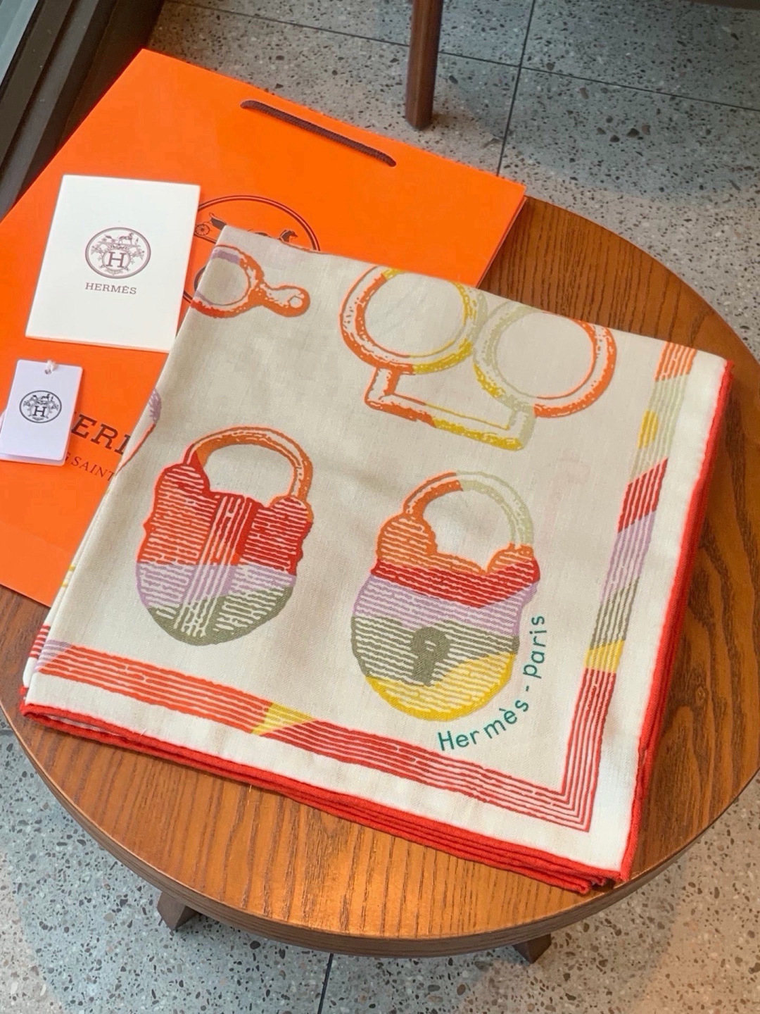 爱马仕(Hermes)【💗】 | “马具故事的诗意回顾”140披肩 【上新❤️】 永远秉承高品质 手工卷边羊绒和真丝混 爱马仕(Hermes)【💗】 | “马具故事的诗意回顾”140披肩 【上新❤️】 永远秉承高品质 手工卷边羊绒和真丝混