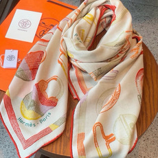 爱马仕(Hermes)【💗】 | “马具故事的诗意回顾”140披肩 【上新❤️】 永远秉承高品质 手工卷边羊绒和真丝混 爱马仕(Hermes)【💗】 | “马具故事的诗意回顾”140披肩 【上新❤️】 永远秉承高品质 手工卷边羊绒和真丝混