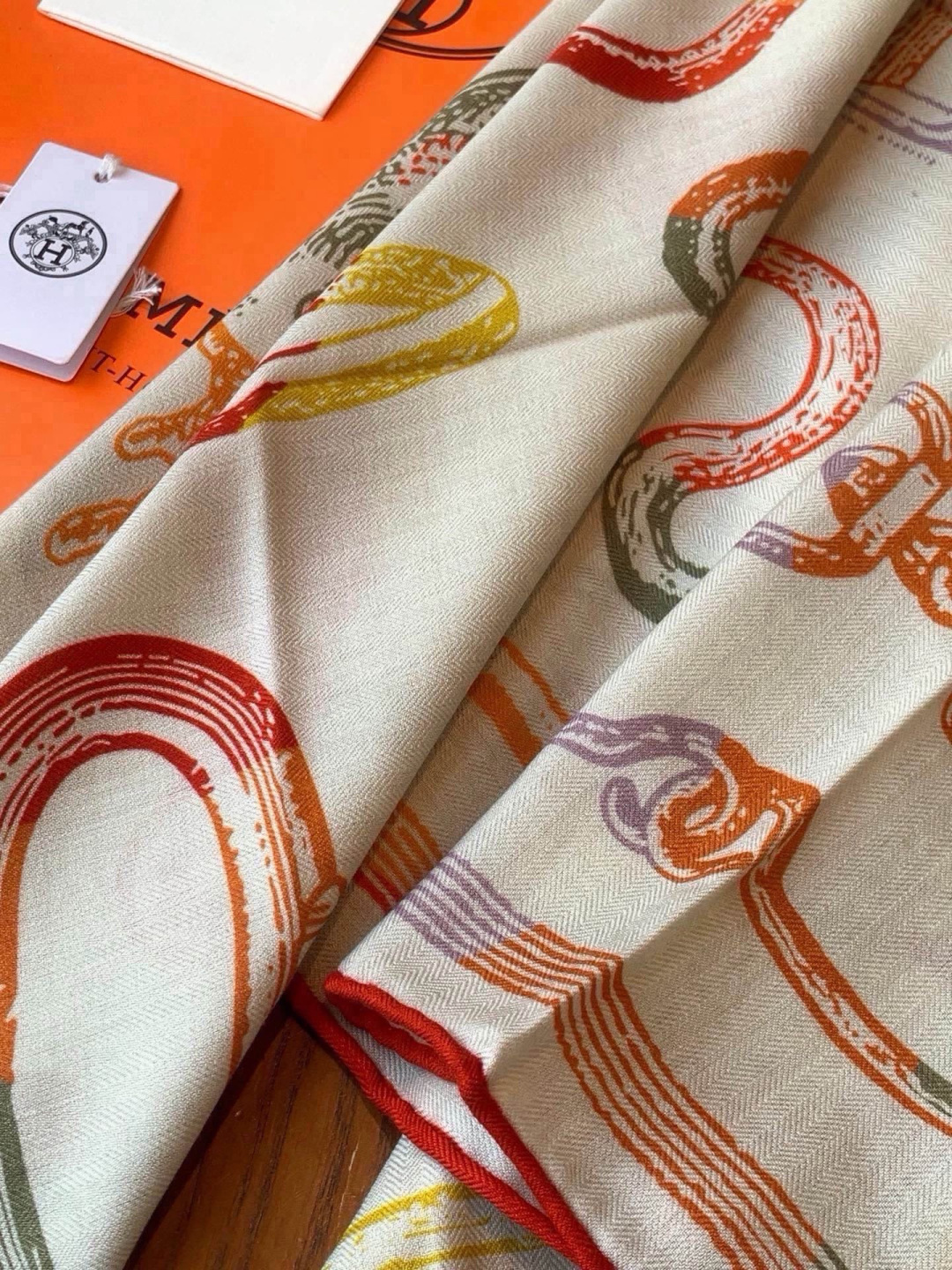 爱马仕(Hermes)【💗】 | “马具故事的诗意回顾”140披肩 【上新❤️】 永远秉承高品质 手工卷边羊绒和真丝混 爱马仕(Hermes)【💗】 | “马具故事的诗意回顾”140披肩 【上新❤️】 永远秉承高品质 手工卷边羊绒和真丝混