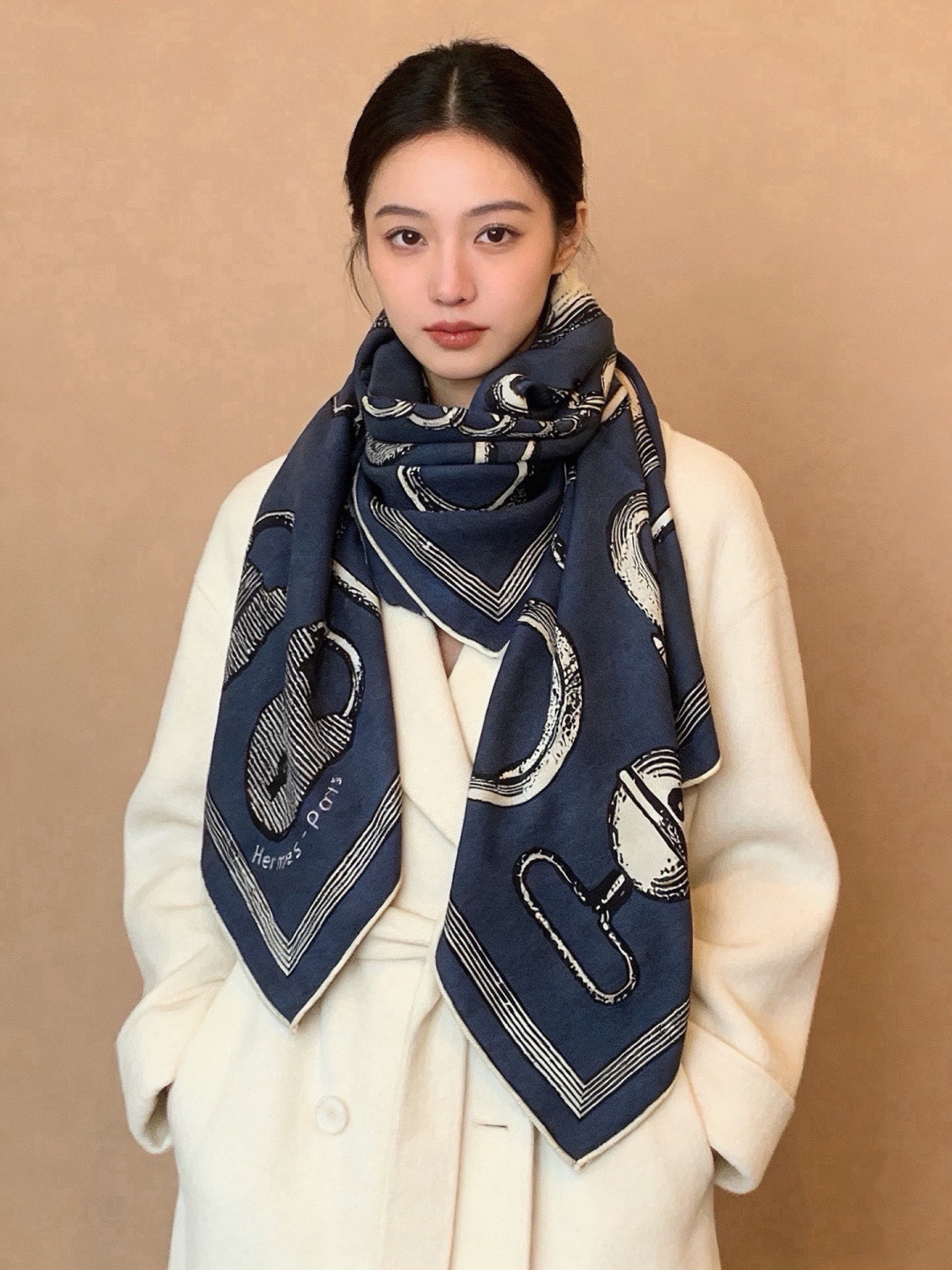 爱马仕(Hermes)【💗】 | “马具故事的诗意回顾”140披肩 【上新❤️】 永远秉承高品质 手工卷边羊绒和真丝混 爱马仕(Hermes)【💗】 | “马具故事的诗意回顾”140披肩 【上新❤️】 永远秉承高品质 手工卷边羊绒和真丝混