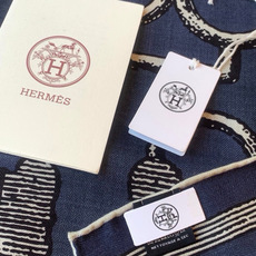 爱马仕(Hermes)【💗】 | “马具故事的诗意回顾”140披肩 【上新❤️】 永远秉承高品质 手工卷边羊绒和真丝混 爱马仕(Hermes)【💗】 | “马具故事的诗意回顾”140披肩 【上新❤️】 永远秉承高品质 手工卷边羊绒和真丝混