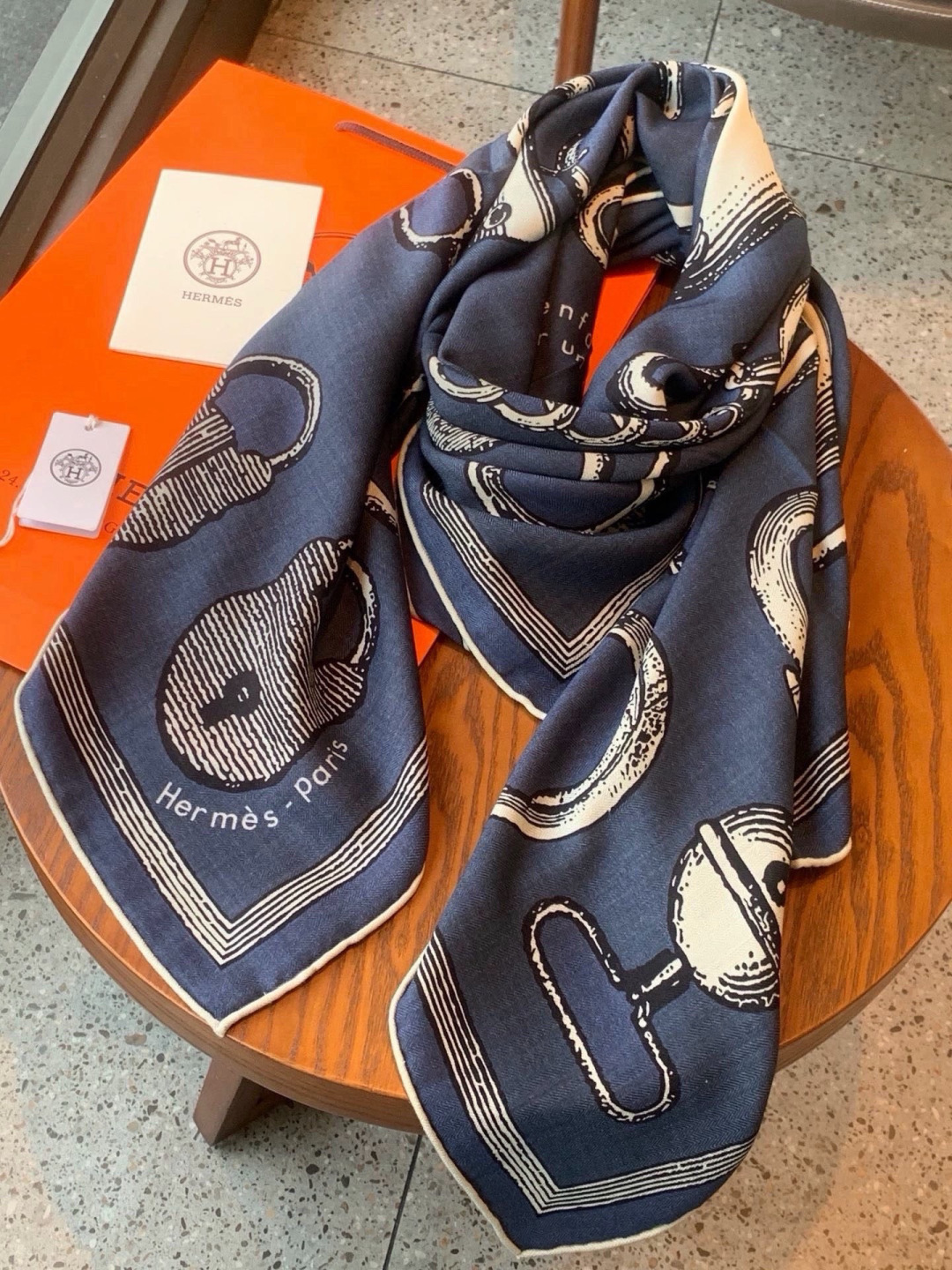 爱马仕(Hermes)【💗】 | “马具故事的诗意回顾”140披肩 【上新❤️】 永远秉承高品质 手工卷边羊绒和真丝混 爱马仕(Hermes)【💗】 | “马具故事的诗意回顾”140披肩 【上新❤️】 永远秉承高品质 手工卷边羊绒和真丝混