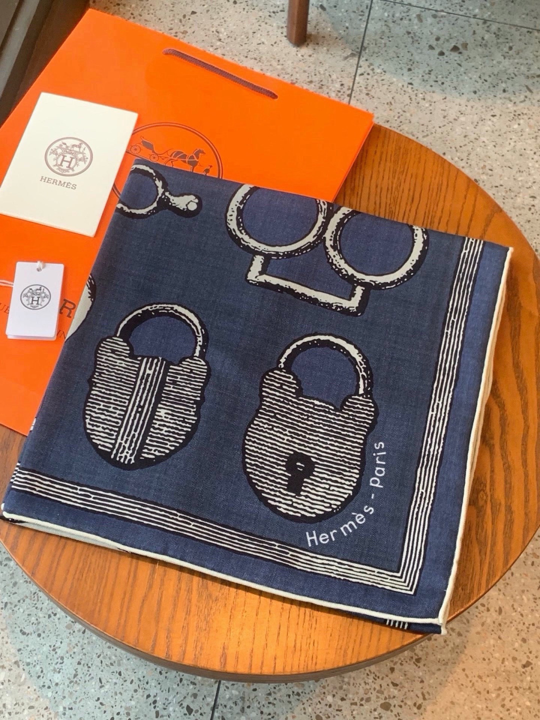 爱马仕(Hermes)【💗】 | “马具故事的诗意回顾”140披肩 【上新❤️】 永远秉承高品质 手工卷边羊绒和真丝混 爱马仕(Hermes)【💗】 | “马具故事的诗意回顾”140披肩 【上新❤️】 永远秉承高品质 手工卷边羊绒和真丝混