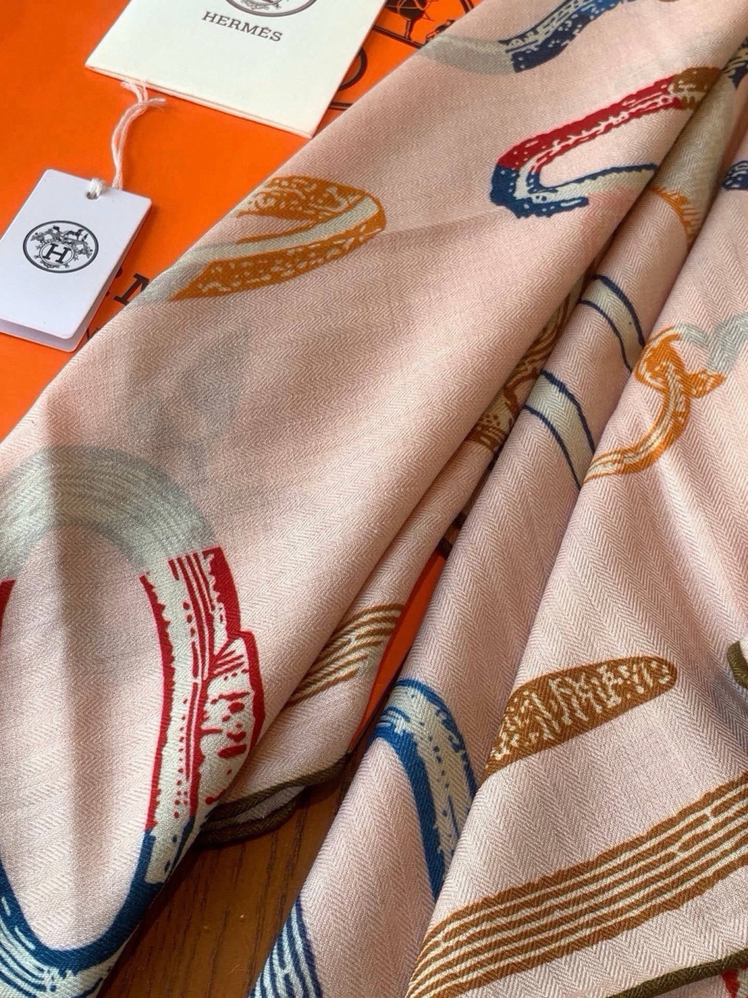 爱马仕(Hermes)【💗】 | “马具故事的诗意回顾”140披肩  【上新❤️】 永远秉承高品质 手工卷边羊绒和真丝混