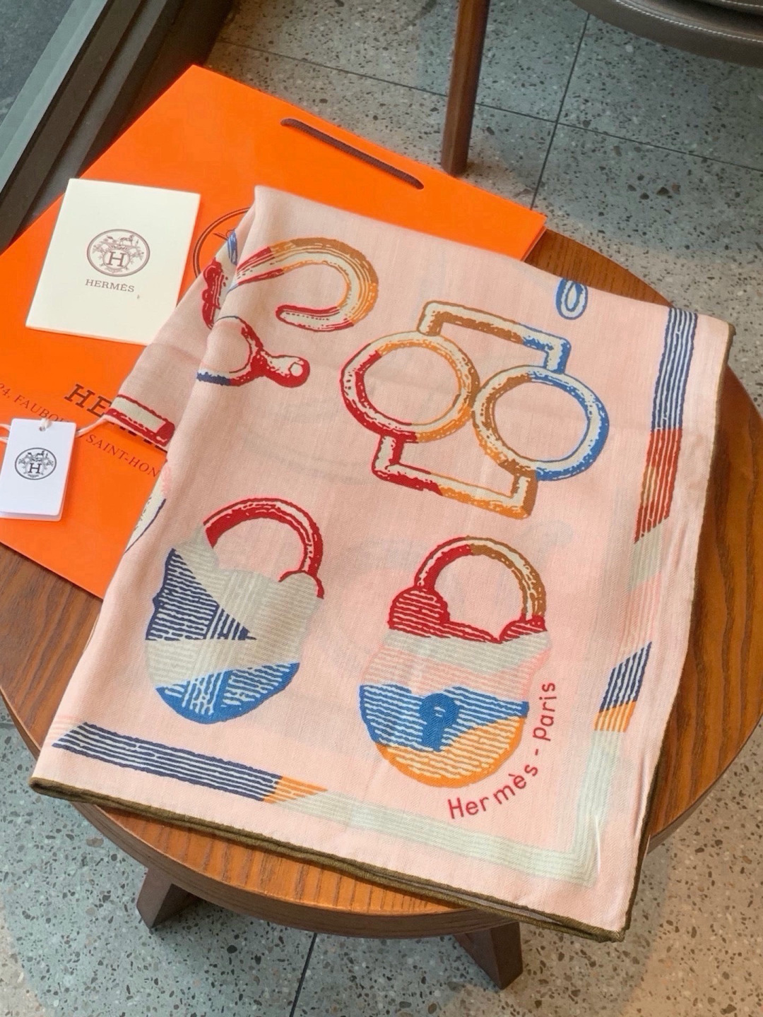爱马仕(Hermes)【💗】 | “马具故事的诗意回顾”140披肩  【上新❤️】 永远秉承高品质 手工卷边羊绒和真丝混