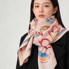 爱马仕(Hermes)【💗】 | “马具故事的诗意回顾”140披肩 【上新❤️】 永远秉承高品质 手工卷边羊绒和真丝混 爱马仕(Hermes)【💗】 | “马具故事的诗意回顾”140披肩 【上新❤️】 永远秉承高品质 手工卷边羊绒和真丝混