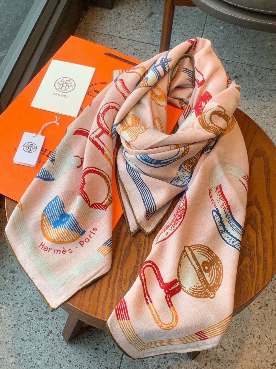 爱马仕(Hermes)【💗】 | “马具故事的诗意回顾”140披肩  【上新❤️】 永远秉承高品质 手工卷边羊绒和真丝混