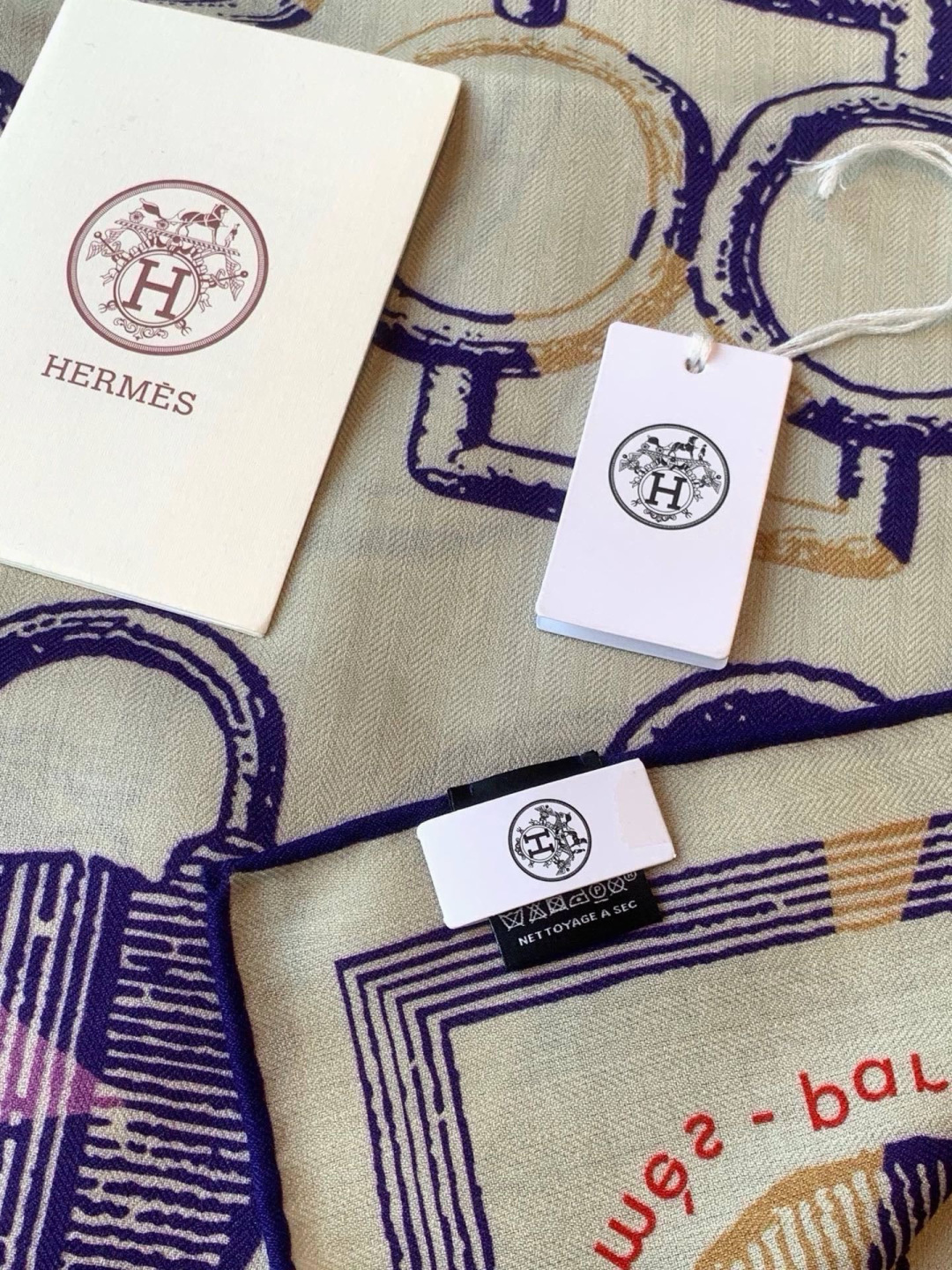 爱马仕(Hermes)【💗】 | “马具故事的诗意回顾”140披肩 【上新❤️】 永远秉承高品质 手工卷边羊绒和真丝混 爱马仕(Hermes)【💗】 | “马具故事的诗意回顾”140披肩 【上新❤️】 永远秉承高品质 手工卷边羊绒和真丝混