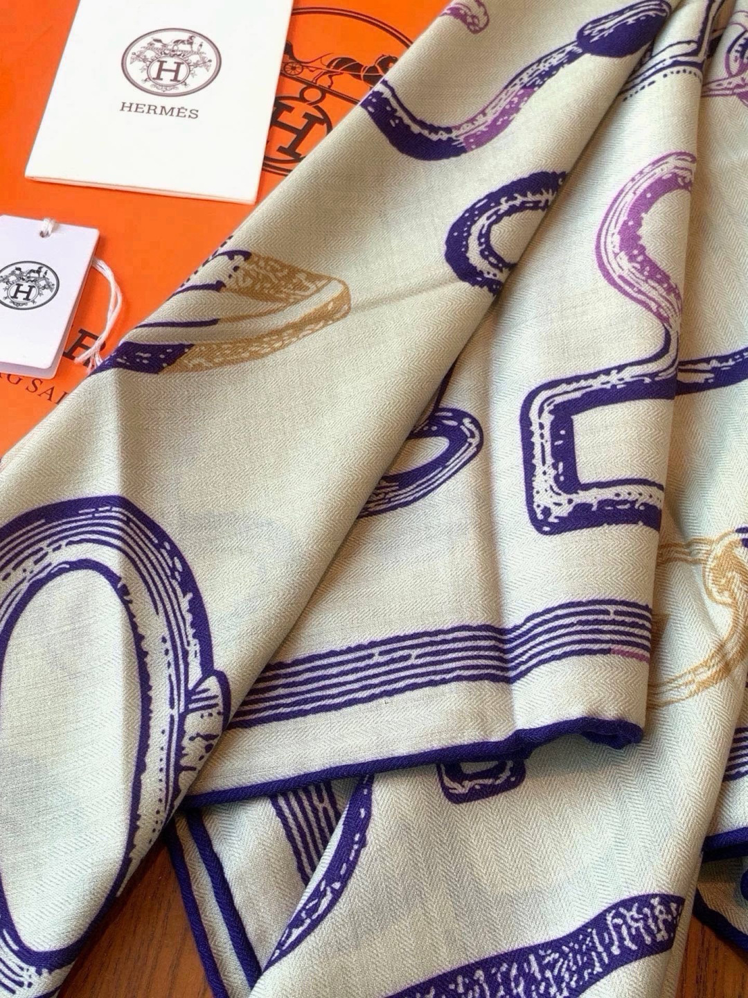 爱马仕(Hermes)【💗】 | “马具故事的诗意回顾”140披肩 【上新❤️】 永远秉承高品质 手工卷边羊绒和真丝混 爱马仕(Hermes)【💗】 | “马具故事的诗意回顾”140披肩 【上新❤️】 永远秉承高品质 手工卷边羊绒和真丝混