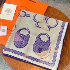 爱马仕(Hermes)【💗】 | “马具故事的诗意回顾”140披肩 【上新❤️】 永远秉承高品质 手工卷边羊绒和真丝混 爱马仕(Hermes)【💗】 | “马具故事的诗意回顾”140披肩 【上新❤️】 永远秉承高品质 手工卷边羊绒和真丝混