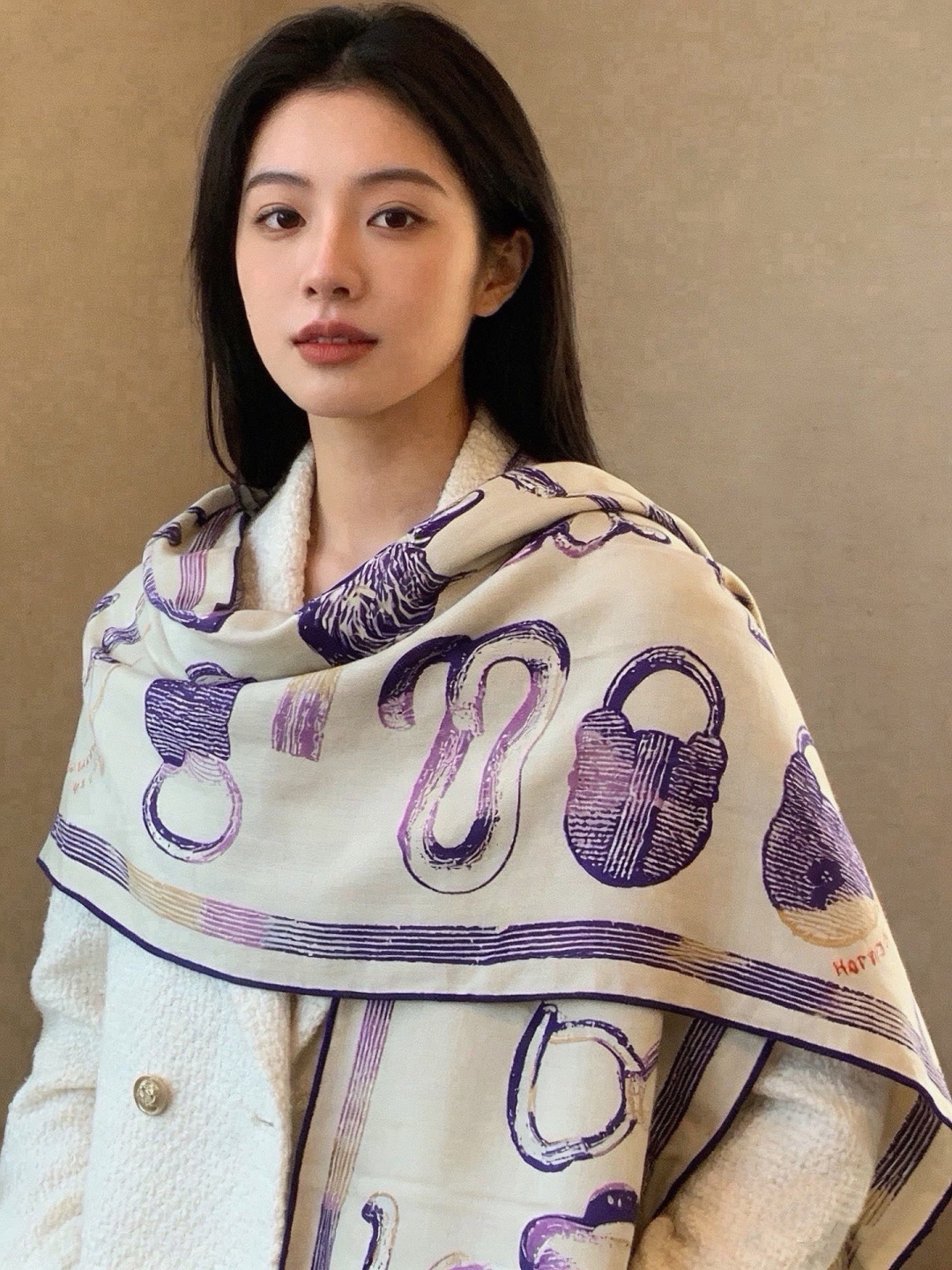 爱马仕(Hermes)【💗】 | “马具故事的诗意回顾”140披肩 【上新❤️】 永远秉承高品质 手工卷边羊绒和真丝混 爱马仕(Hermes)【💗】 | “马具故事的诗意回顾”140披肩 【上新❤️】 永远秉承高品质 手工卷边羊绒和真丝混
