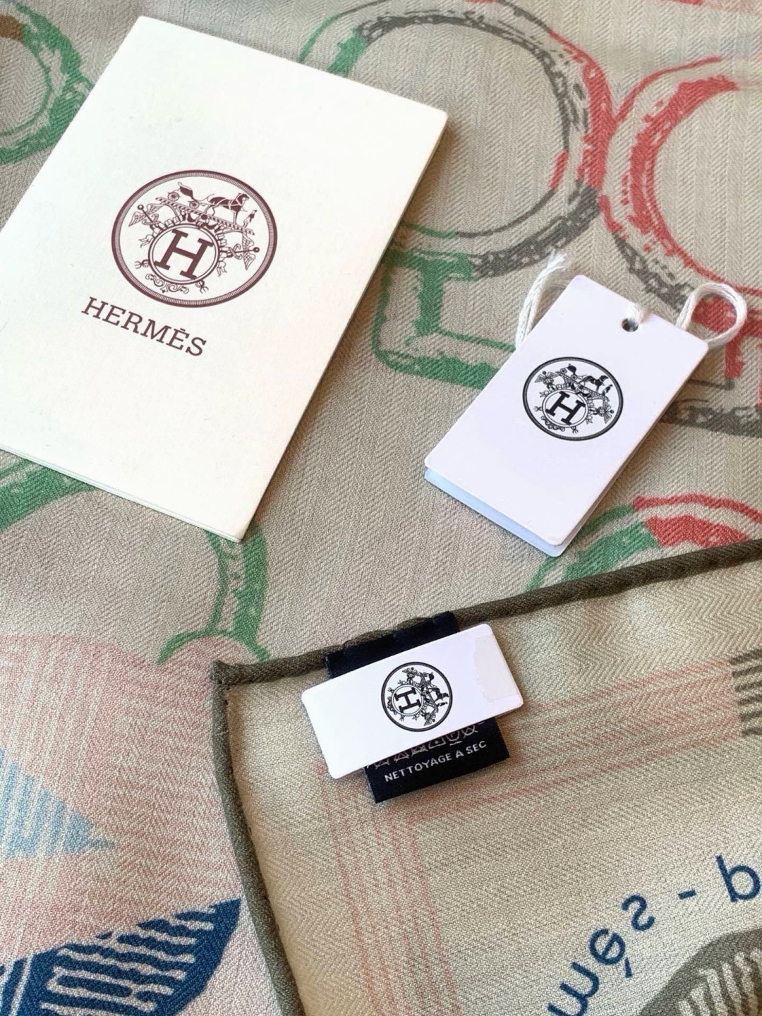 爱马仕(Hermes)【💗】 | “马具故事的诗意回顾”140披肩  【上新❤️】 永远秉承高品质 手工卷边羊绒和真丝混