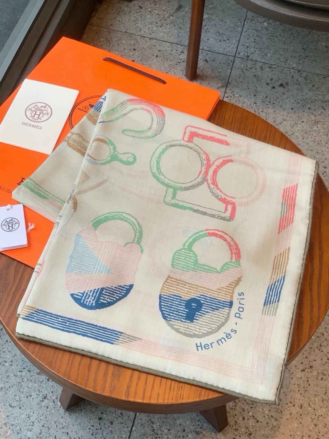 爱马仕(Hermes)【💗】 | “马具故事的诗意回顾”140披肩  【上新❤️】 永远秉承高品质 手工卷边羊绒和真丝混