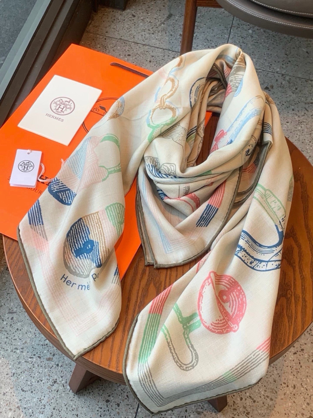 爱马仕(Hermes)【💗】 | “马具故事的诗意回顾”140披肩  【上新❤️】 永远秉承高品质 手工卷边羊绒和真丝混