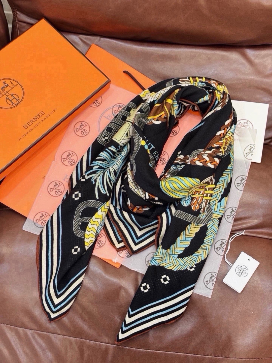 “编织鞍带”140方巾～Hermes  手工卷边丝绒方巾（30%桑蚕丝70%羊绒） 这款爱马仕的经典单品展现强大而迷人的