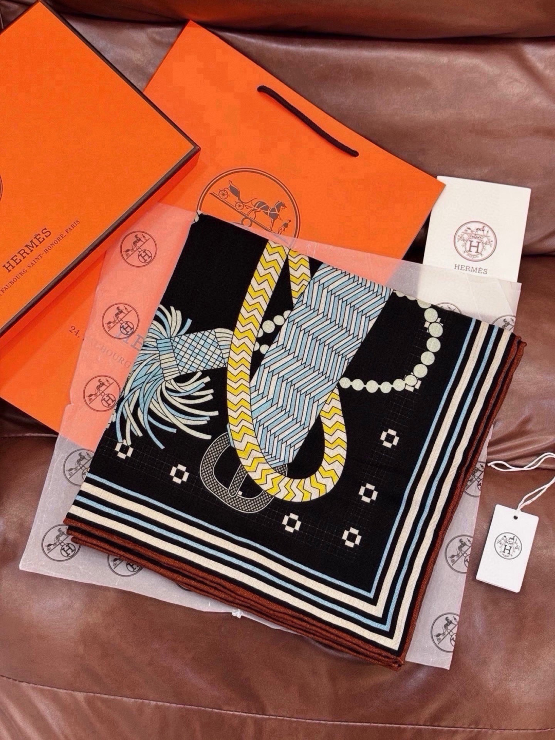 “编织鞍带”140方巾～Hermes  手工卷边丝绒方巾（30%桑蚕丝70%羊绒） 这款爱马仕的经典单品展现强大而迷人的