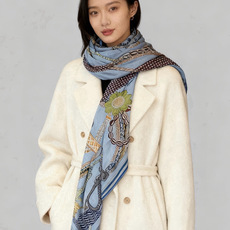 “编织鞍带”140方巾~Hermes 手工卷边丝绒方巾(30%桑蚕丝70%羊绒) 这款爱马仕的经典单品展现强大而迷人的 “编织鞍带”140方巾~Hermes 手工卷边丝绒方巾(30%桑蚕丝70%羊绒) 这款爱马仕的经典单品展现强大而迷人的