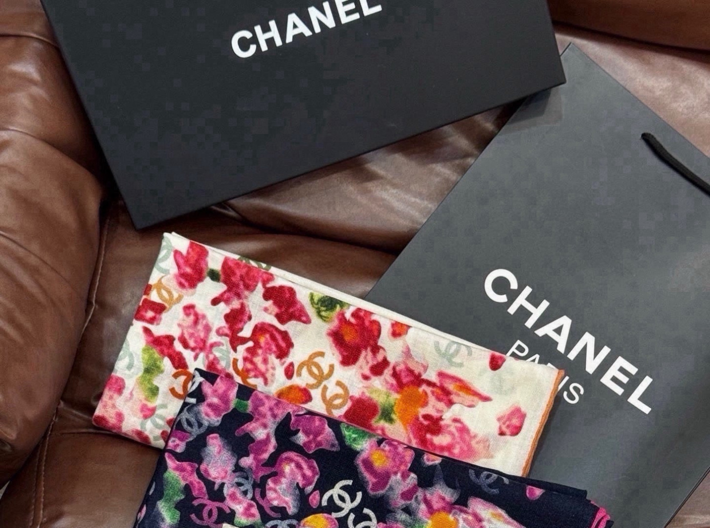 🌸·春日碎花 Chanel 140丝绒双面披肩 新款碎花花披肩 超级有氛围感 135*135cm的大尺寸 配色太好看了 