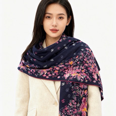 🌸·春日碎花 Chanel 140丝绒双面披肩 新款碎花花披肩 超级有氛围感 135*135cm的大尺寸 配色太好看了 🌸·春日碎花 Chanel 140丝绒双面披肩 新款碎花花披肩 超级有氛围感 135*135cm的大尺寸 配色太好看了