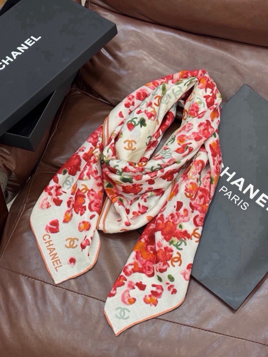 🌸·春日碎花 Chanel 140丝绒双面披肩 新款碎花花披肩 超级有氛围感 135*135cm的大尺寸 配色太好看了 🌸·春日碎花 Chanel 140丝绒双面披肩 新款碎花花披肩 超级有氛围感 135*135cm的大尺寸 配色太好看了