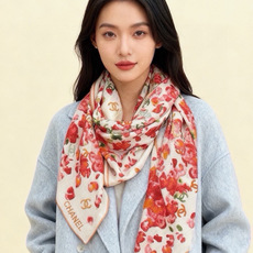 🌸·春日碎花 Chanel 140丝绒双面披肩 新款碎花花披肩 超级有氛围感 135*135cm的大尺寸 配色太好看了 🌸·春日碎花 Chanel 140丝绒双面披肩 新款碎花花披肩 超级有氛围感 135*135cm的大尺寸 配色太好看了
