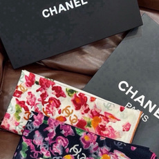 🌸·春日碎花 Chanel 140丝绒双面披肩 新款碎花花披肩 超级有氛围感 135*135cm的大尺寸 配色太好看了 🌸·春日碎花 Chanel 140丝绒双面披肩 新款碎花花披肩 超级有氛围感 135*135cm的大尺寸 配色太好看了