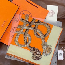 💟上新💞【双面同色丝绒方巾】手工卷边山羊绒和真丝混纺披肩(70%山羊绒,30%桑蚕丝) 这款披肩采用经典山羊绒和真丝混纺 💟上新💞【双面同色丝绒方巾】手工卷边山羊绒和真丝混纺披肩(70%山羊绒,30%桑蚕丝) 这款披肩采用经典山羊绒和真丝混纺