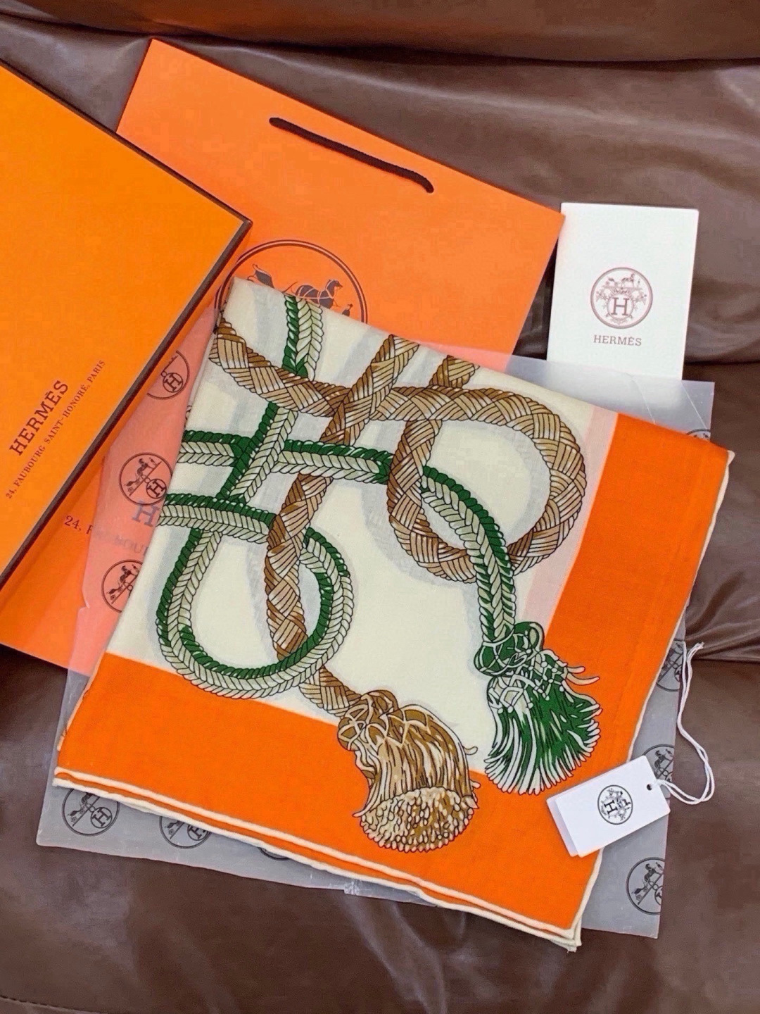 💟上新💞【双面同色丝绒方巾】手工卷边山羊绒和真丝混纺披肩（70%山羊绒，30%桑蚕丝） 这款披肩采用经典山羊绒和真丝混纺