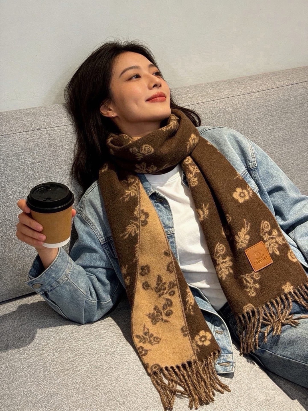 香奈儿 。代工厂臻选上乘的超细羊绒纤维 进行纯手工精梳处理 耗时耗力 再以清泉水浸泡涤荡 使羊绒纤维呈现出独特的蓬松质感