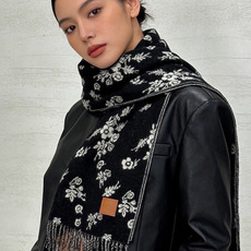 香奈儿 。代工厂臻选上乘的超细羊绒纤维 进行纯手工精梳处理 耗时耗力 再以清泉水浸泡涤荡 使羊绒纤维呈现出独特的蓬松质感 香奈儿 。代工厂臻选上乘的超细羊绒纤维 进行纯手工精梳处理 耗时耗力 再以清泉水浸泡涤荡 使羊绒纤维呈现出独特的蓬松质感