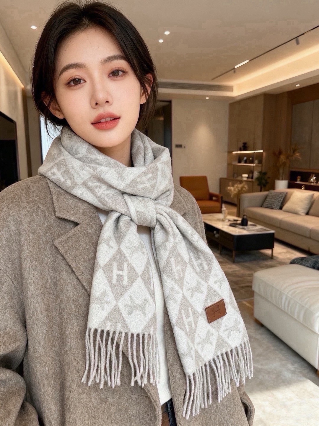 爱马仕👍巴黎时装展商务男士女士羊绒围巾。代工厂臻选上乘的超细羊绒纤维 进行纯手工精梳处理 耗时耗力 再以清泉水浸泡涤荡 爱马仕👍巴黎时装展商务男士女士羊绒围巾。代工厂臻选上乘的超细羊绒纤维 进行纯手工精梳处理 耗时耗力 再以清泉水浸泡涤荡