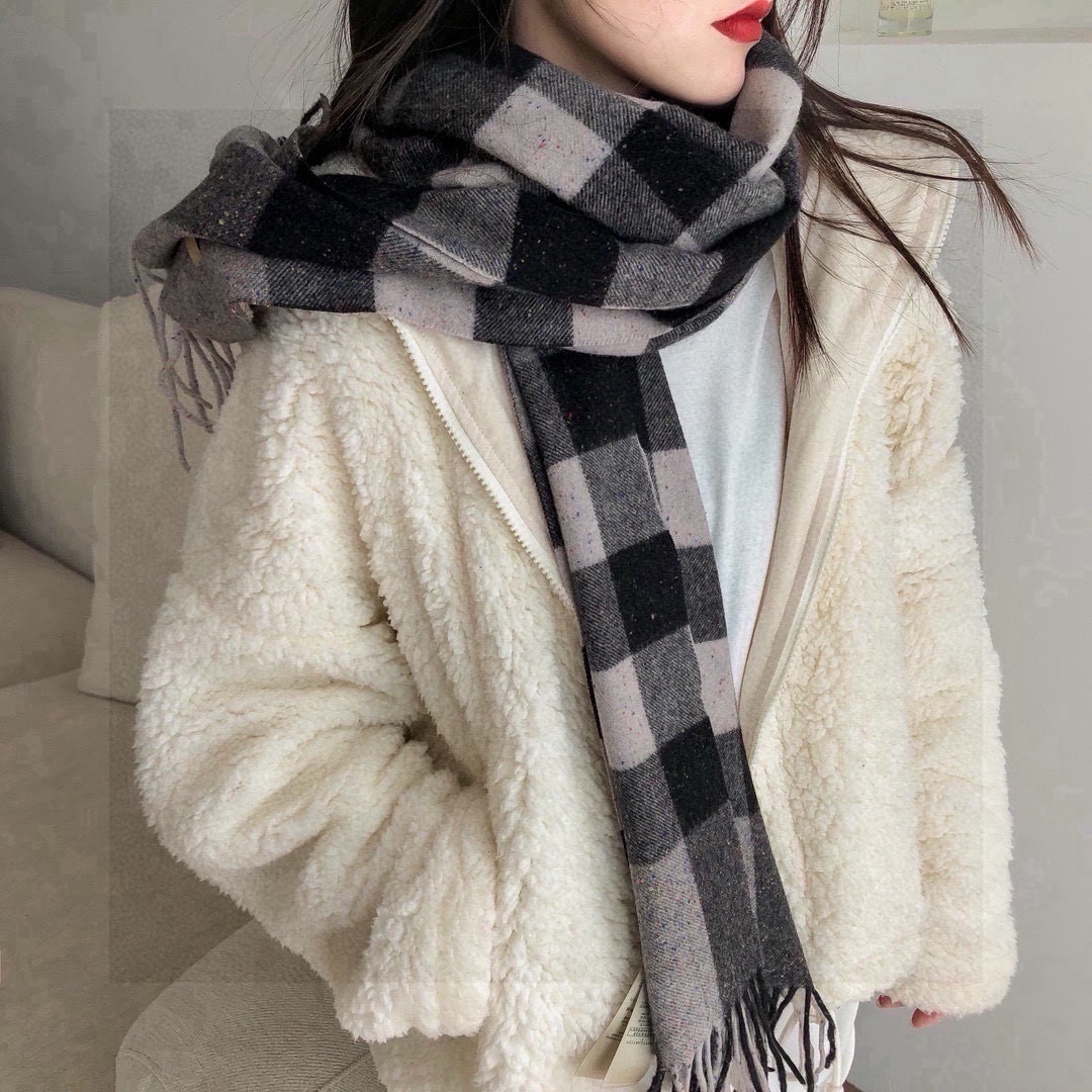 🆕👏👏 👯..太美了😍美到⚠️要尖叫😱巴宝莉专柜款采用粗纺纱线水溶工艺，纺纱时候直接把七色彩点纺进水溶纱，统一织造，织造