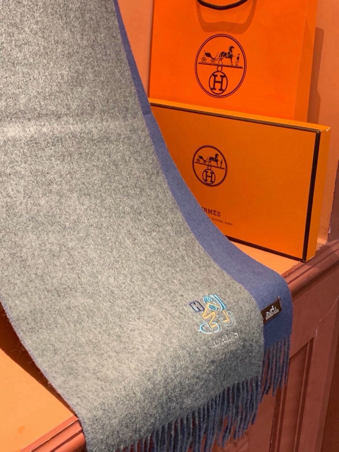 爱马仕👍巴黎时装展商务男士女士羊绒围巾。代工厂臻选上乘的超细羊绒纤维 进行纯手工精梳处理 耗时耗力 再以清泉水浸泡涤荡 
