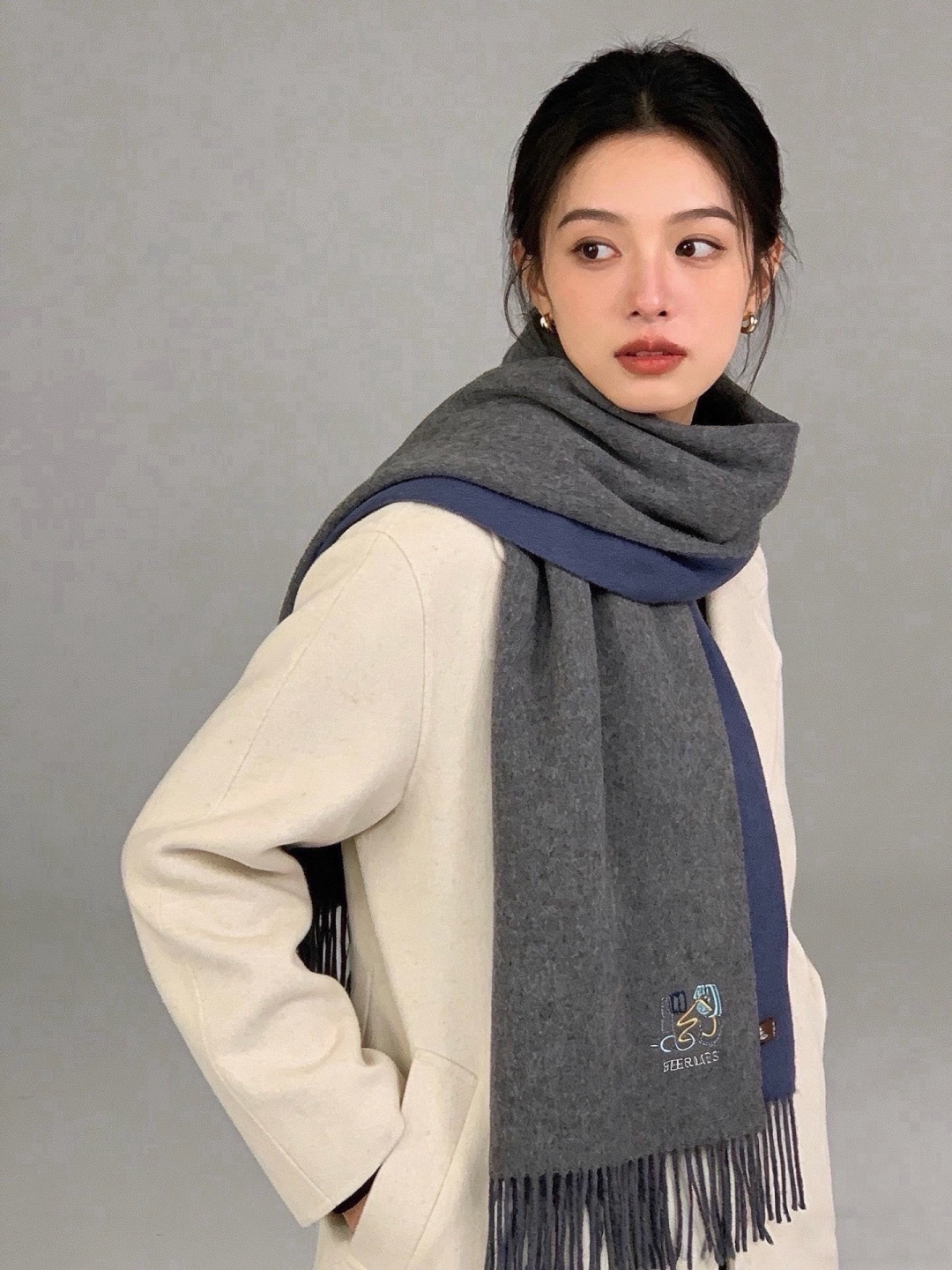 爱马仕👍巴黎时装展商务男士女士羊绒围巾。代工厂臻选上乘的超细羊绒纤维 进行纯手工精梳处理 耗时耗力 再以清泉水浸泡涤荡 