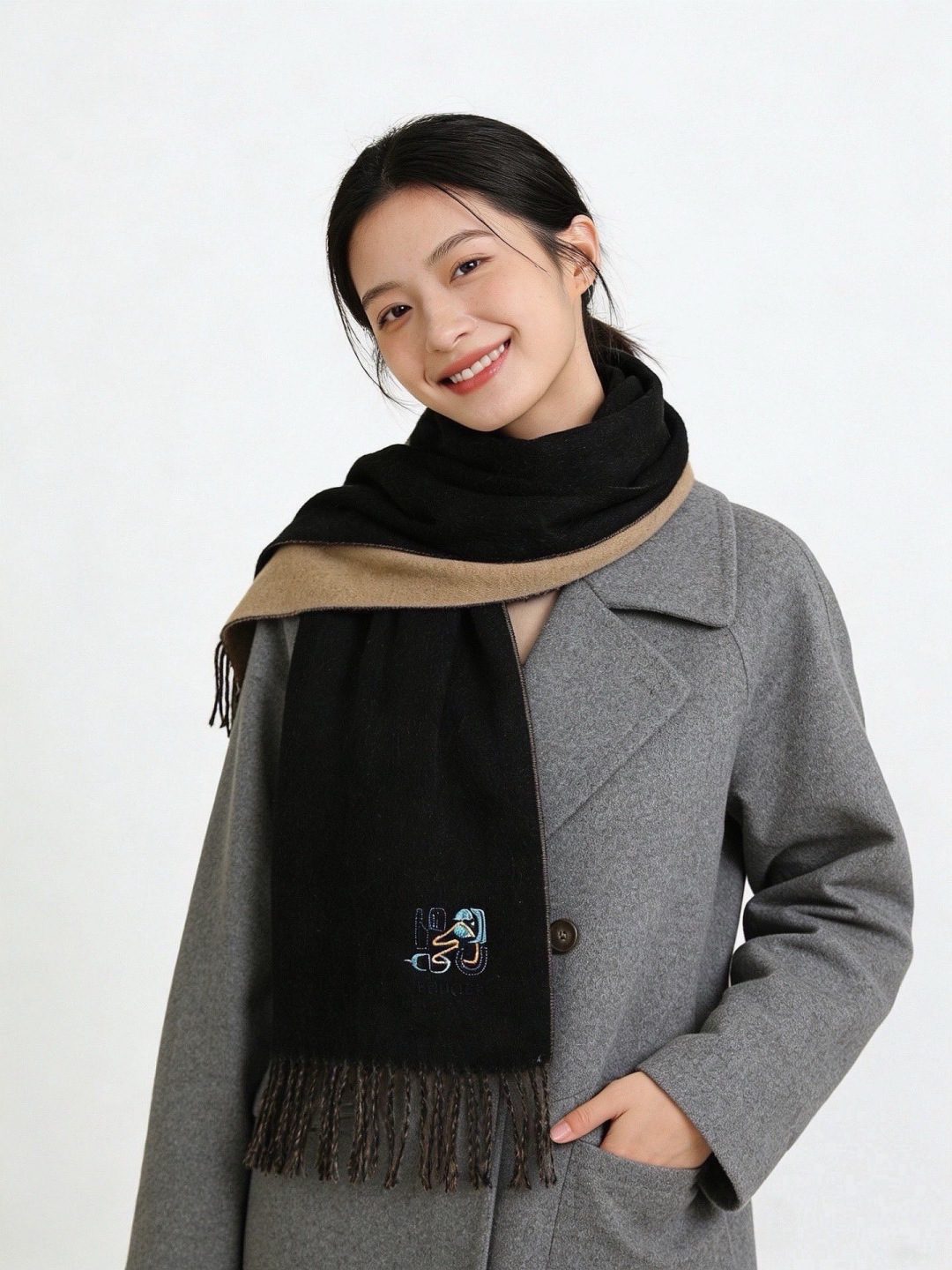 爱马仕👍巴黎时装展商务男士女士羊绒围巾。代工厂臻选上乘的超细羊绒纤维 进行纯手工精梳处理 耗时耗力 再以清泉水浸泡涤荡 