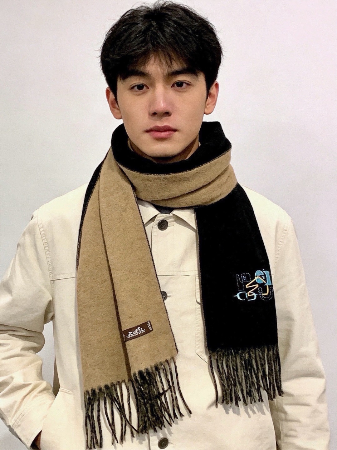 爱马仕👍巴黎时装展商务男士女士羊绒围巾。代工厂臻选上乘的超细羊绒纤维 进行纯手工精梳处理 耗时耗力 再以清泉水浸泡涤荡 