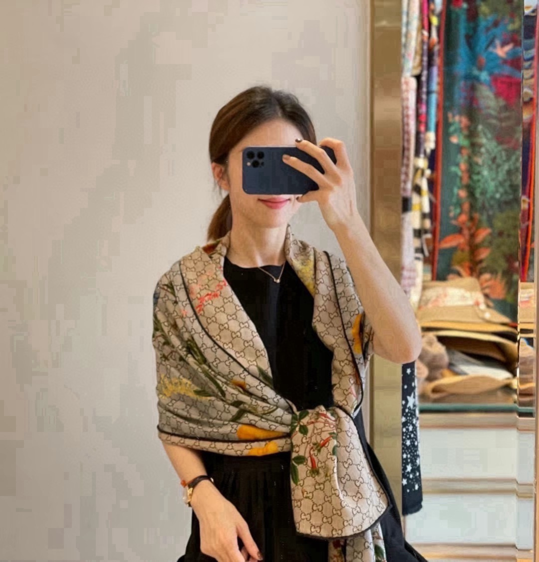【▪️Gucci双面双色花卉羊绒围巾~超级抬气色！高级女人味！】羊绒围巾也能这么美！！！Gucci这款双面花卉羊绒围巾真