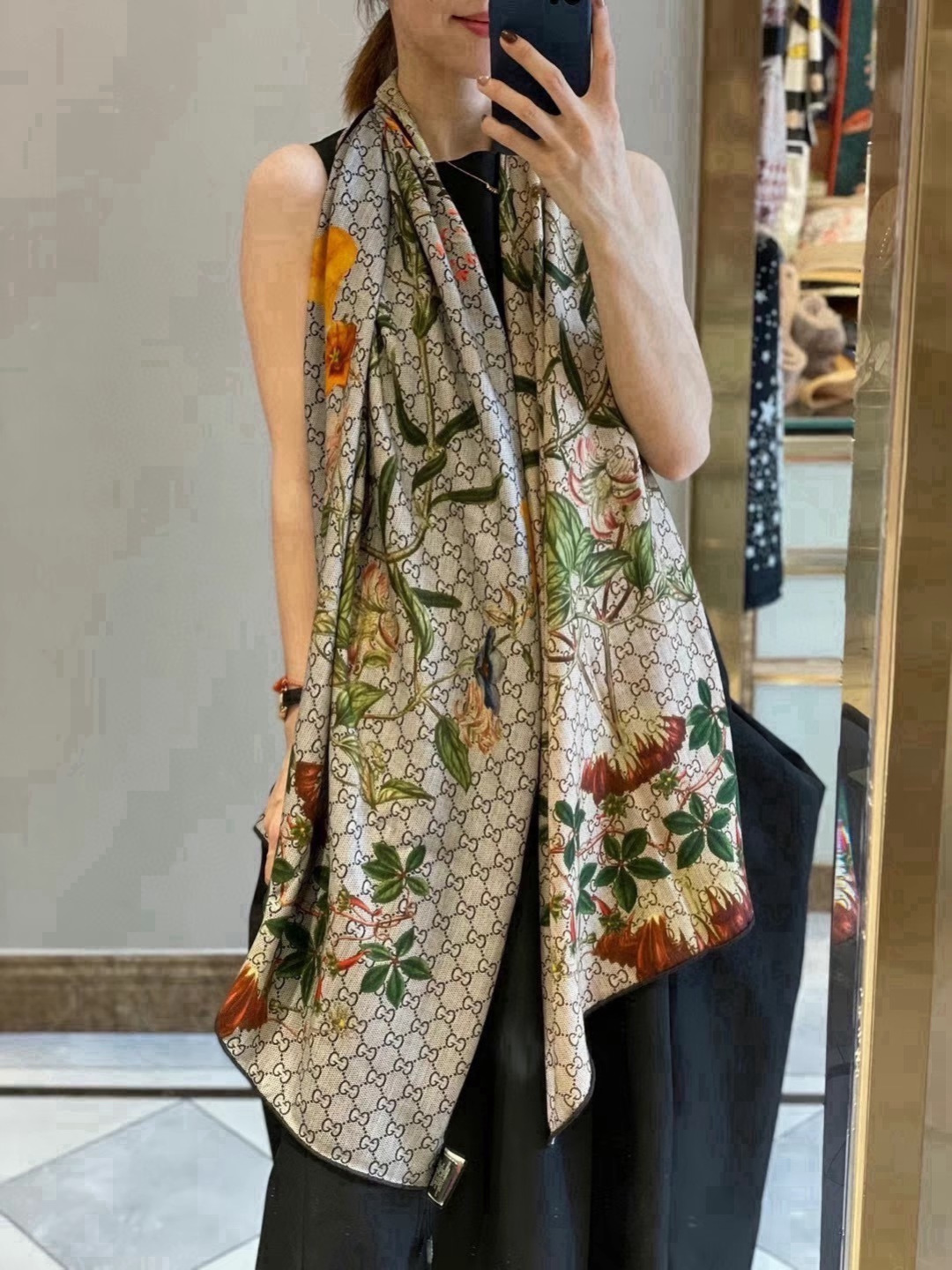 【▪️Gucci双面双色花卉羊绒围巾~超级抬气色！高级女人味！】羊绒围巾也能这么美！！！Gucci这款双面花卉羊绒围巾真