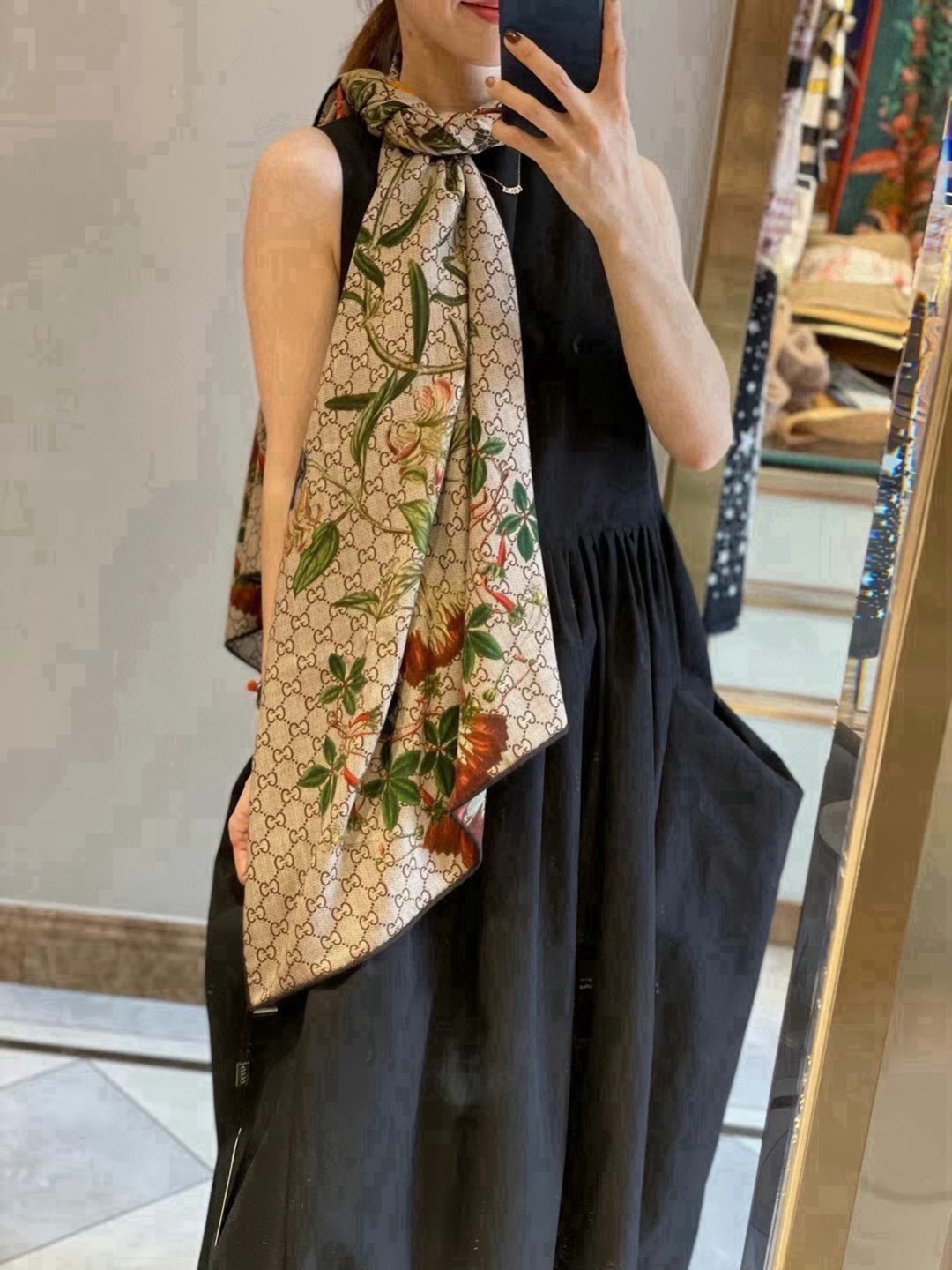 【▪️Gucci双面双色花卉羊绒围巾~超级抬气色！高级女人味！】羊绒围巾也能这么美！！！Gucci这款双面花卉羊绒围巾真