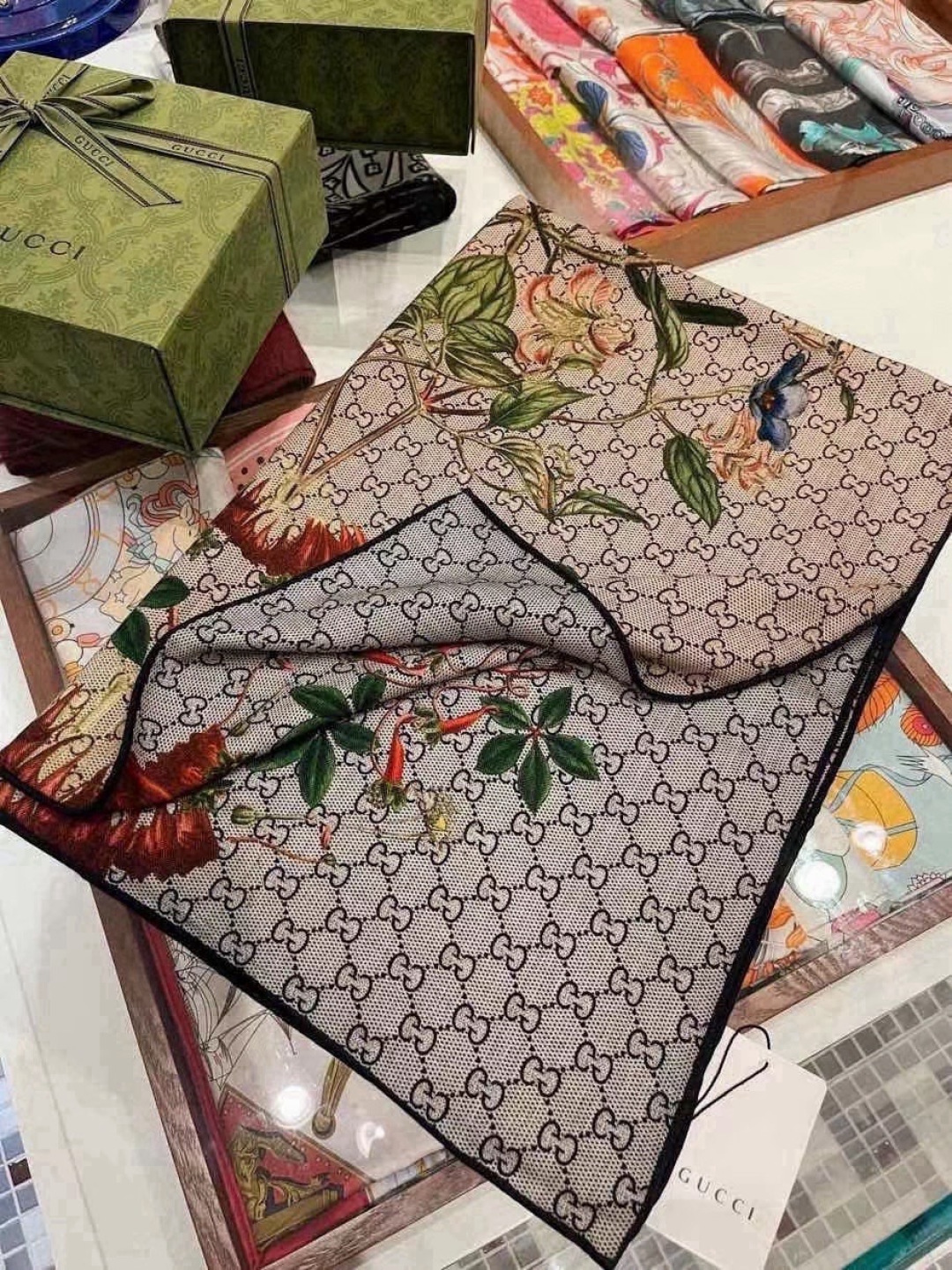 【▪️Gucci双面双色花卉羊绒围巾~超级抬气色！高级女人味！】羊绒围巾也能这么美！！！Gucci这款双面花卉羊绒围巾真