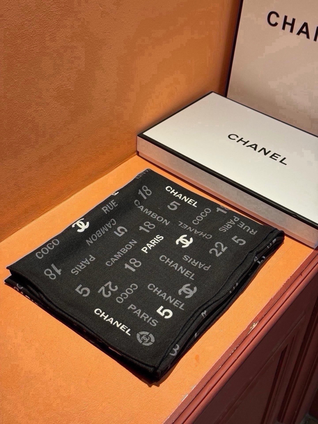 上新❤️ 【Chanel】 经典茶花优雅Coco风,Chanel最新菱格丝绒大方巾~气质到骨子里,香奶奶新一季的面料超 上新❤️ 【Chanel】 经典茶花优雅Coco风,Chanel最新菱格丝绒大方巾~气质到骨子里,香奶奶新一季的面料超