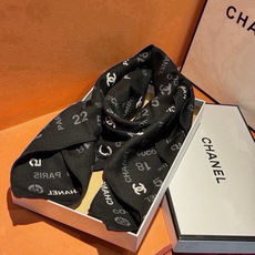 上新❤️ 【Chanel】 经典茶花优雅Coco风,Chanel最新菱格丝绒大方巾~气质到骨子里,香奶奶新一季的面料超 上新❤️ 【Chanel】 经典茶花优雅Coco风,Chanel最新菱格丝绒大方巾~气质到骨子里,香奶奶新一季的面料超