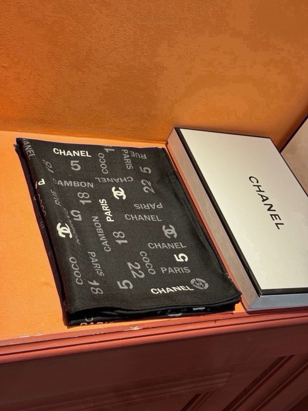 上新❤️ 【Chanel】 经典茶花优雅Coco风,Chanel最新菱格丝绒大方巾~气质到骨子里,香奶奶新一季的面料超 上新❤️ 【Chanel】 经典茶花优雅Coco风,Chanel最新菱格丝绒大方巾~气质到骨子里,香奶奶新一季的面料超