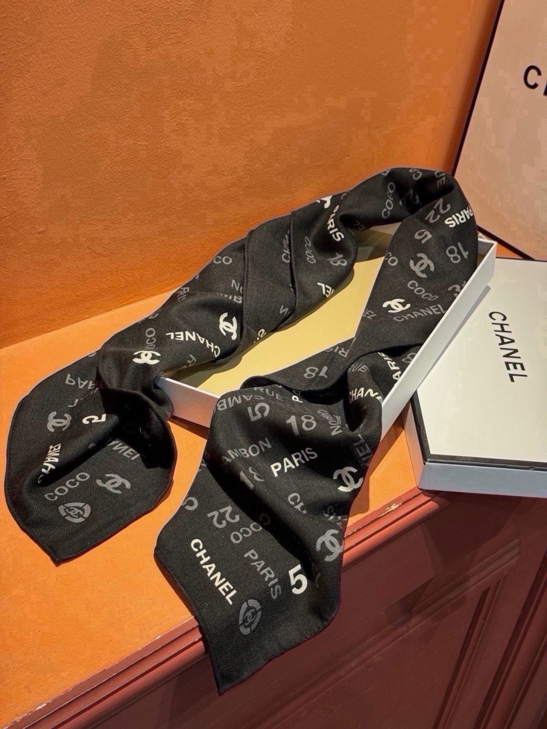 上新❤️ 【Chanel】 经典茶花优雅Coco风,Chanel最新菱格丝绒大方巾~气质到骨子里,香奶奶新一季的面料超 上新❤️ 【Chanel】 经典茶花优雅Coco风,Chanel最新菱格丝绒大方巾~气质到骨子里,香奶奶新一季的面料超