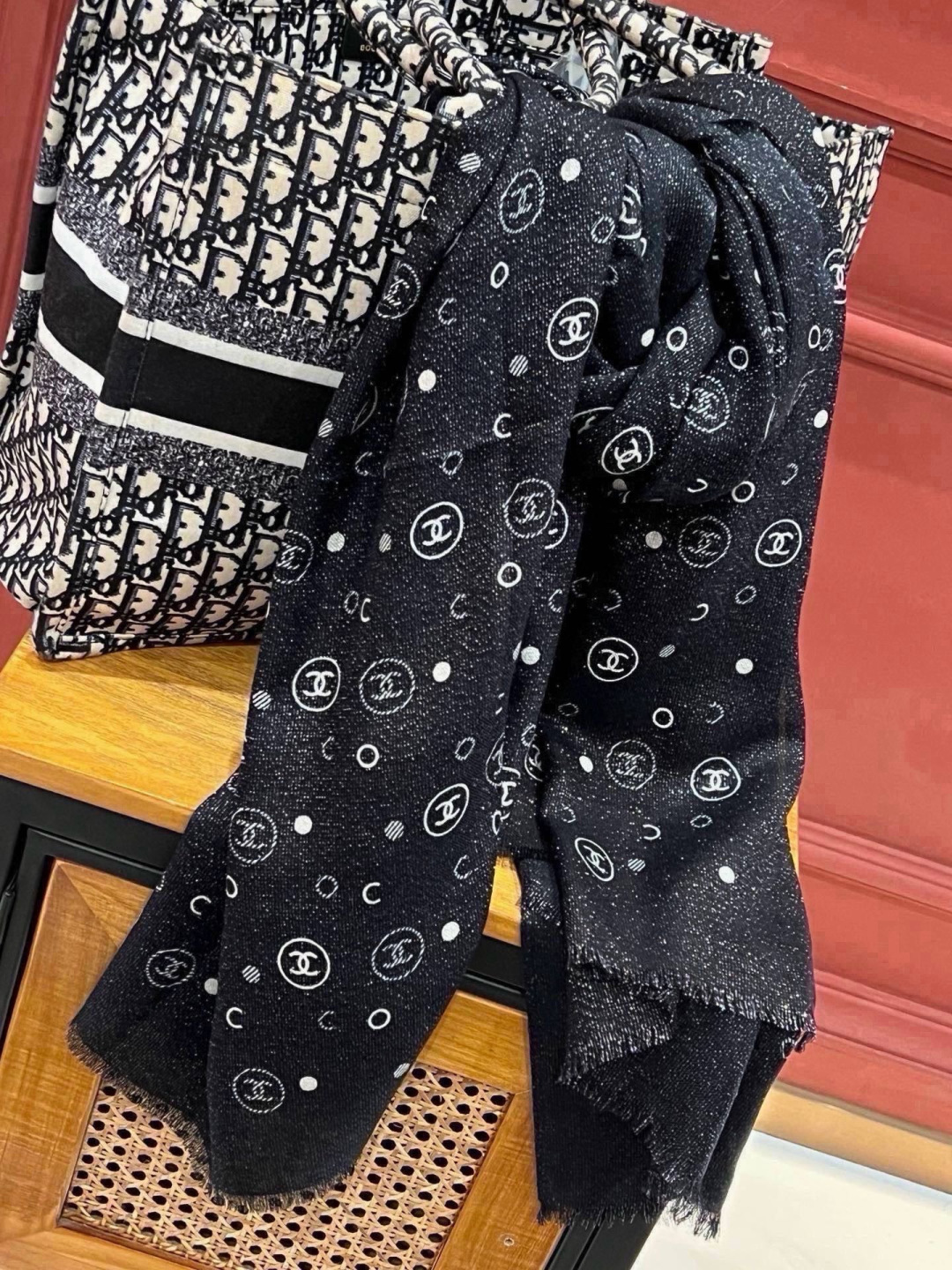 上新🌟 会发光发亮的围巾 💄💋新款客供银线💖羊绒面料长巾 😘美翻了[流泪]【小香银线图标】，御用殿堂级极品‼️新款专柜在