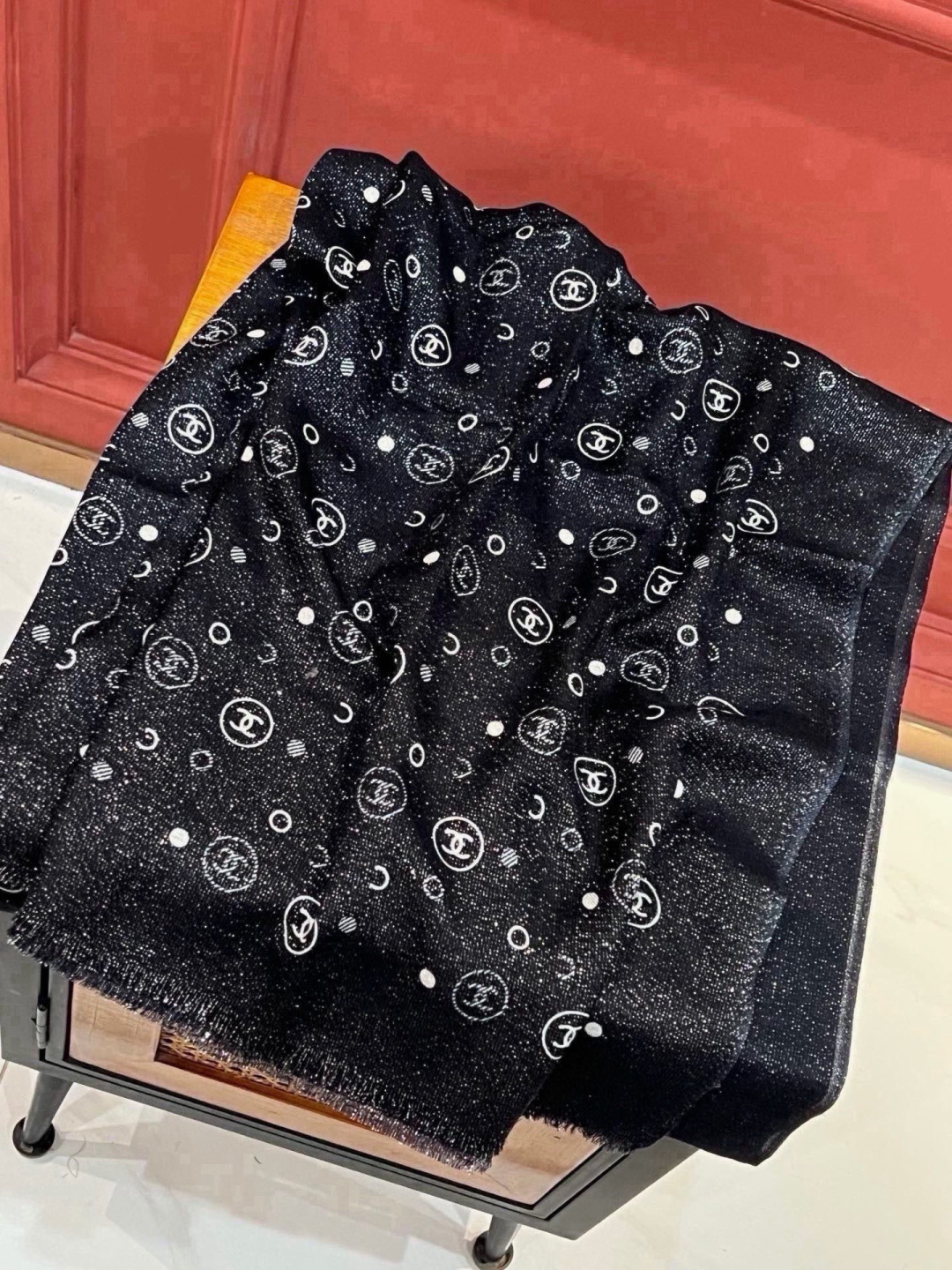 上新🌟 会发光发亮的围巾 💄💋新款客供银线💖羊绒面料长巾 😘美翻了[流泪]【小香银线图标】，御用殿堂级极品‼️新款专柜在