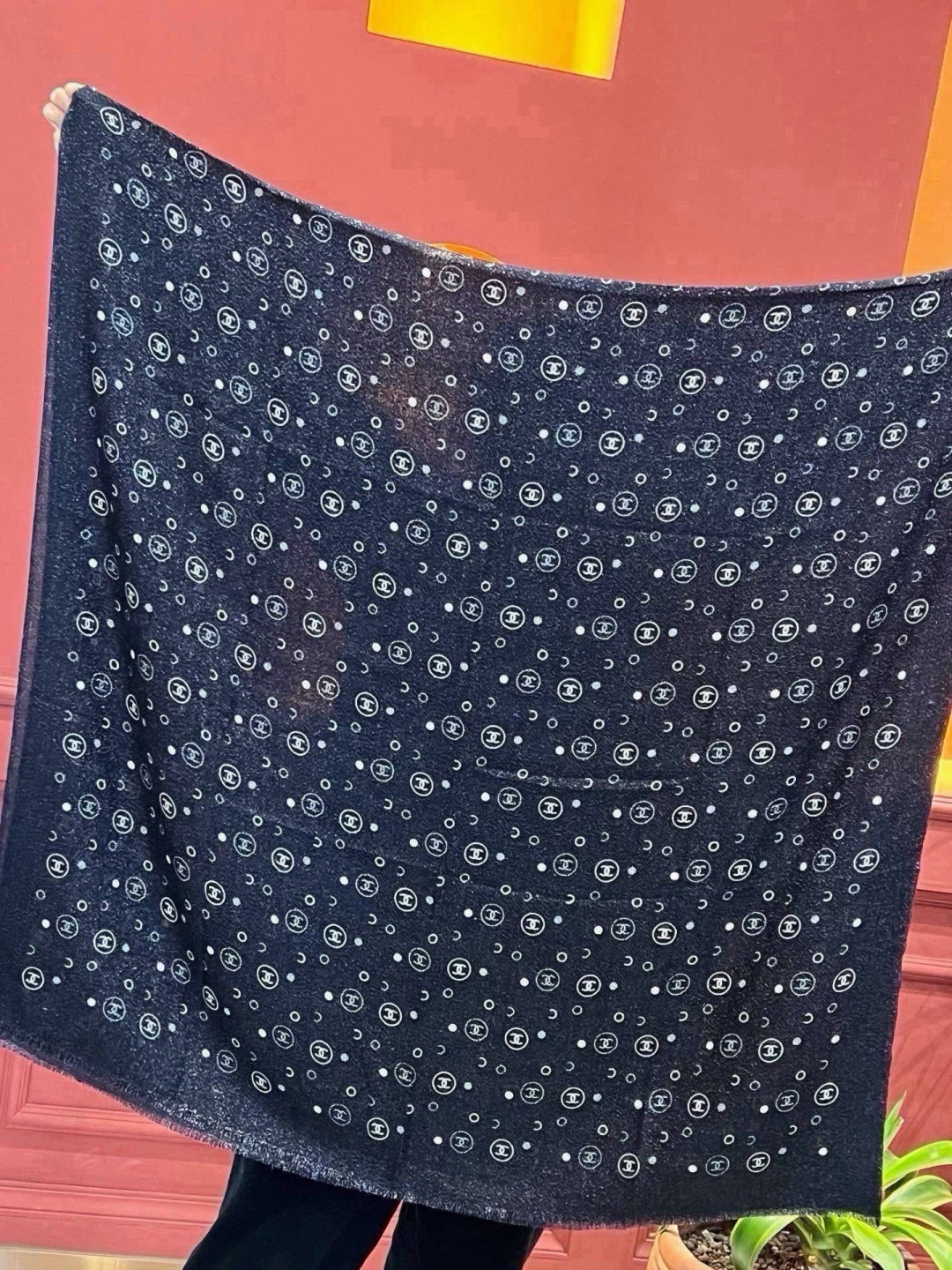 上新🌟 会发光发亮的围巾 💄💋新款客供银线💖羊绒面料长巾 😘美翻了[流泪]【小香银线图标】，御用殿堂级极品‼️新款专柜在