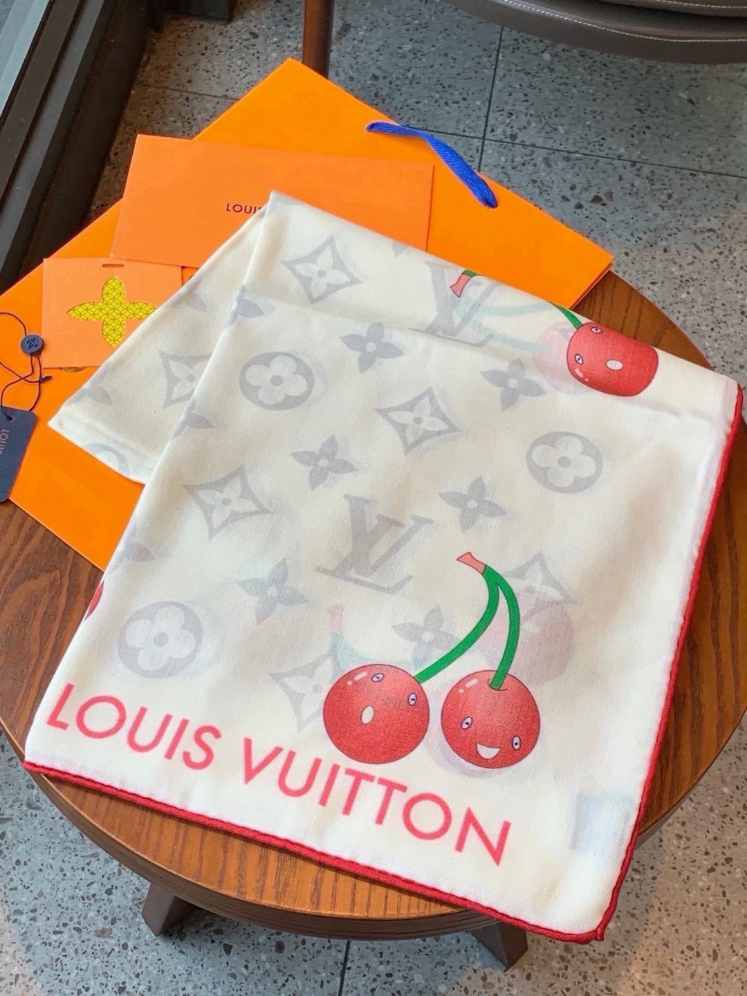 LV X TM MONOGRAM CERISE 140丝绒方巾 【140双面丝绒同色】 LV × TM Monogram LV X TM MONOGRAM CERISE 140丝绒方巾 【140双面丝绒同色】 LV × TM Monogram