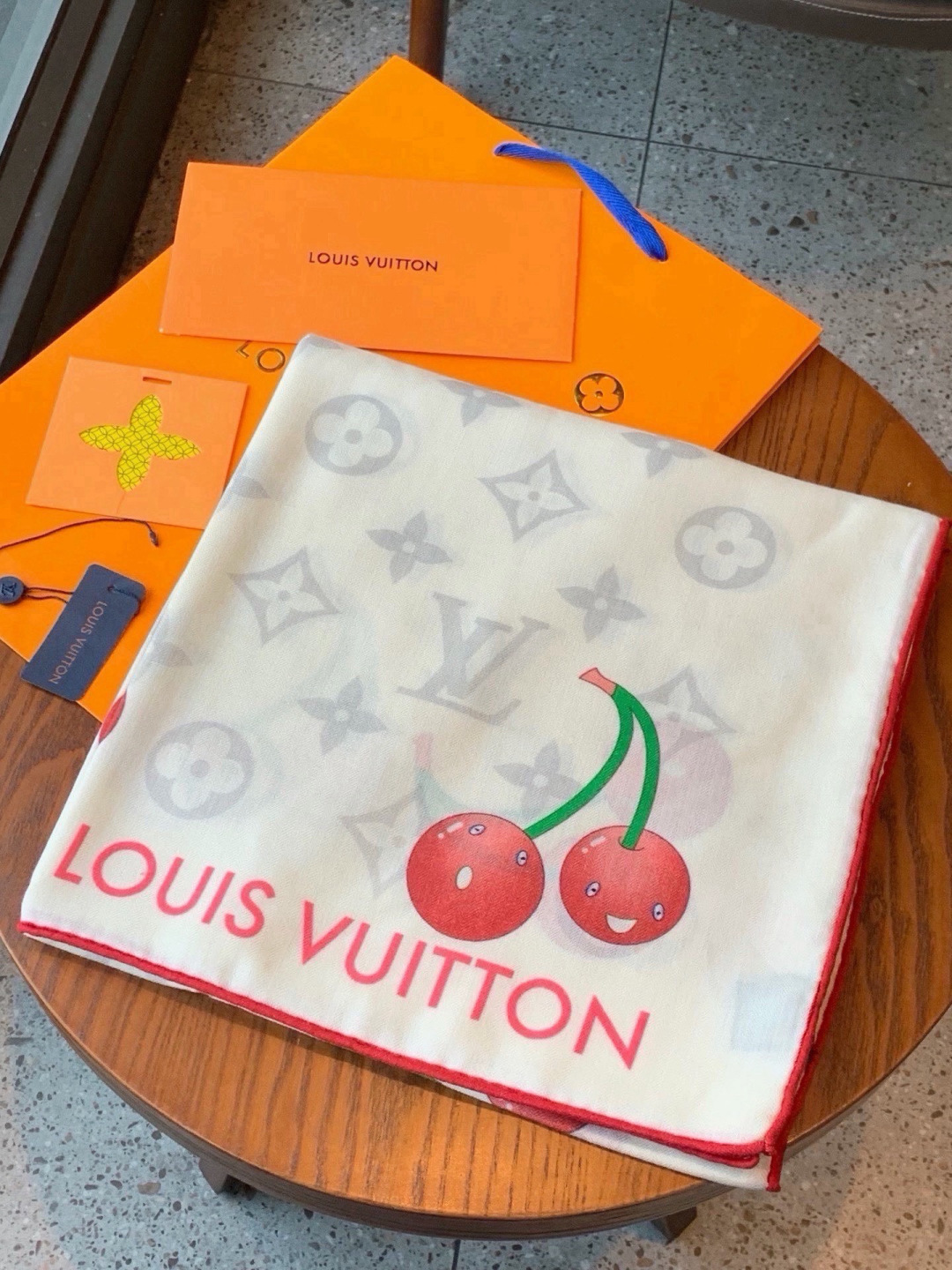 LV X TM MONOGRAM CERISE 140丝绒方巾 【140双面丝绒同色】 LV × TM Monogram LV X TM MONOGRAM CERISE 140丝绒方巾 【140双面丝绒同色】 LV × TM Monogram