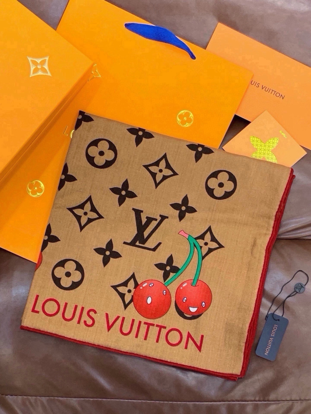 LV X TM MONOGRAM CERISE 140丝绒方巾 【140双面丝绒同色】 LV × TM Monogram LV X TM MONOGRAM CERISE 140丝绒方巾 【140双面丝绒同色】 LV × TM Monogram